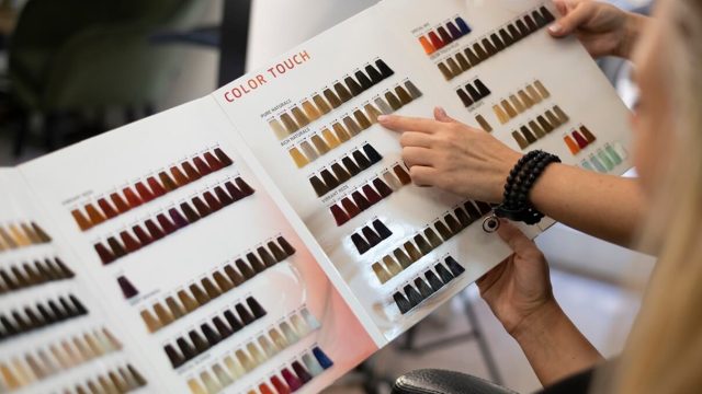 mujer-eligiendo-un-nuevo-color-de-cabello-de-un-catalogo