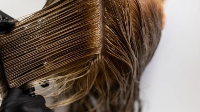 mujer-lavando-su-cabello-en-el-salon-de-belleza
