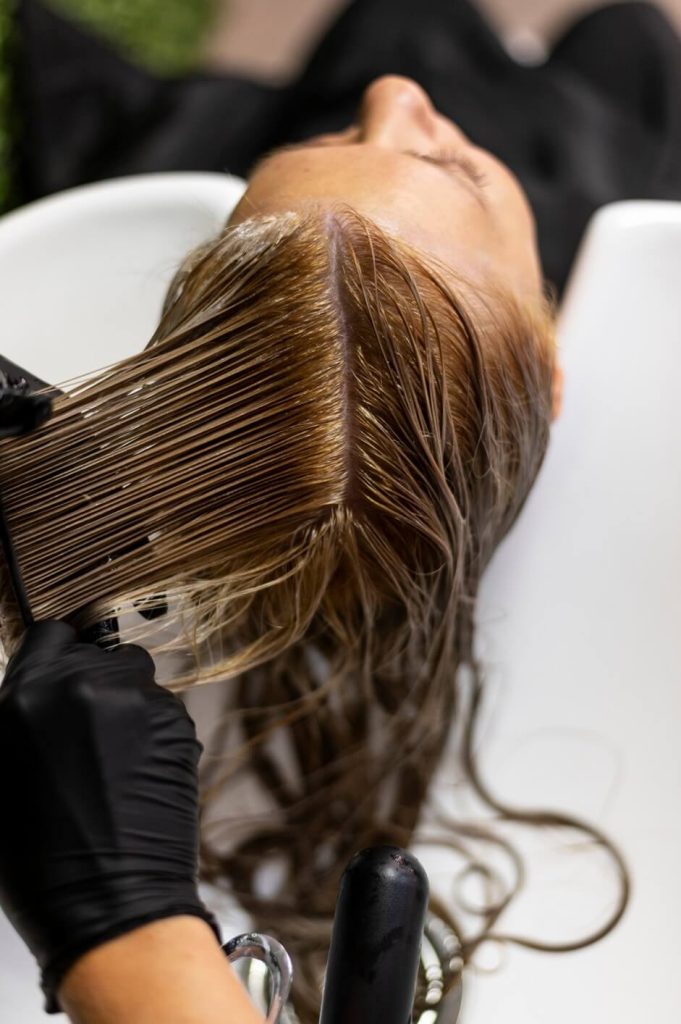 mujer-lavando-su-cabello-en-el-salon-de-belleza
